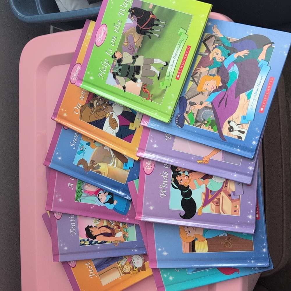 Bundle of  11 Scholastic Disney Storybooks Collection       🩷4